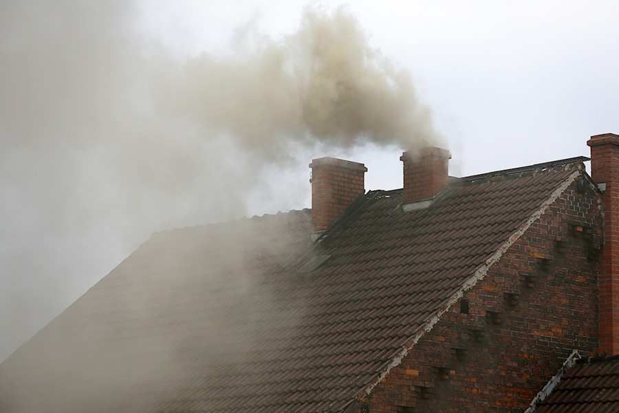 Dymiący komin domu - ogrzewanie budynku