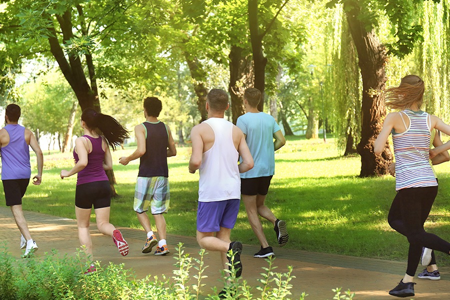 Zdrowy styl życia - grupa biegających ludzi